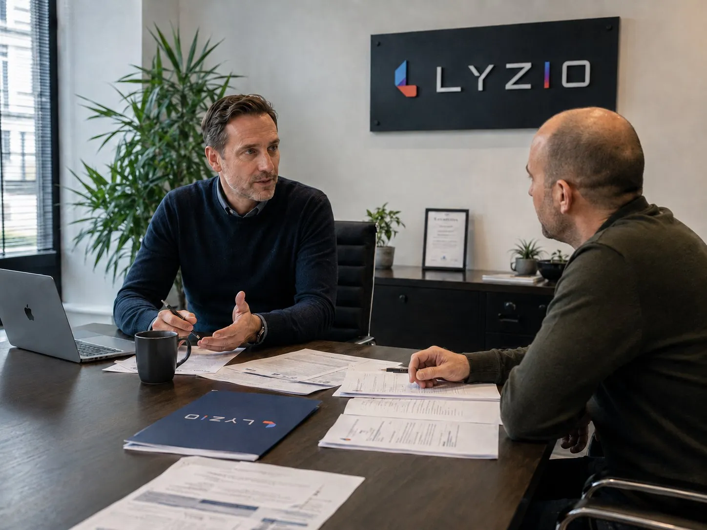 Lizenzberatung bei Lyzio: persönliches Beratungsgespräch im Hamburger Büro