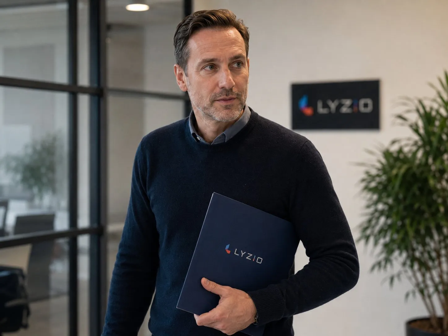 Lyzio GmbH: Geschäftsführer mit Lyzio-Mappe im Hamburger Büro